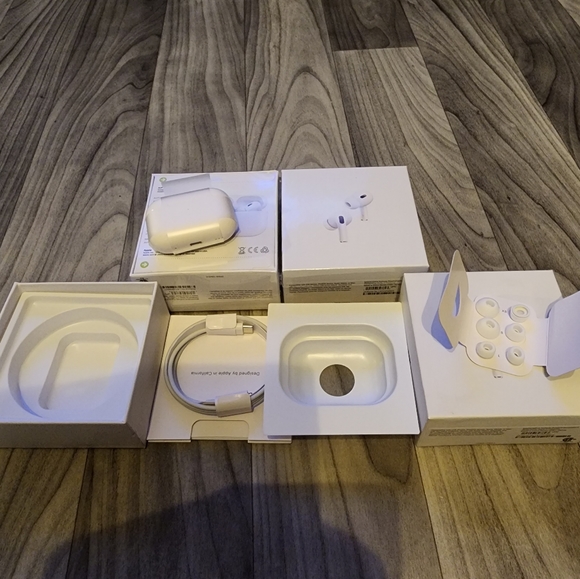 Airpods pro 2nd Generation with Charging Case - Picture 5 of 6